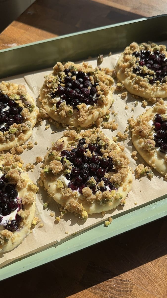 The cheesecake buns right before baking.