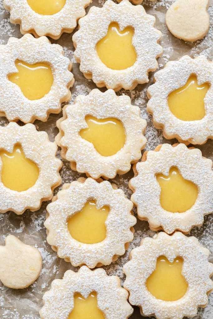 Flat lay of the lemon curd linzer cookies all right next to each other.
