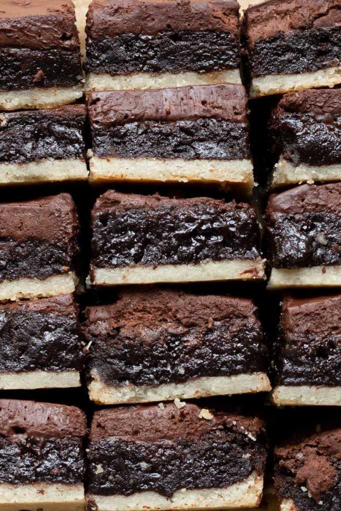 a close up of all of the layered brownies on their side