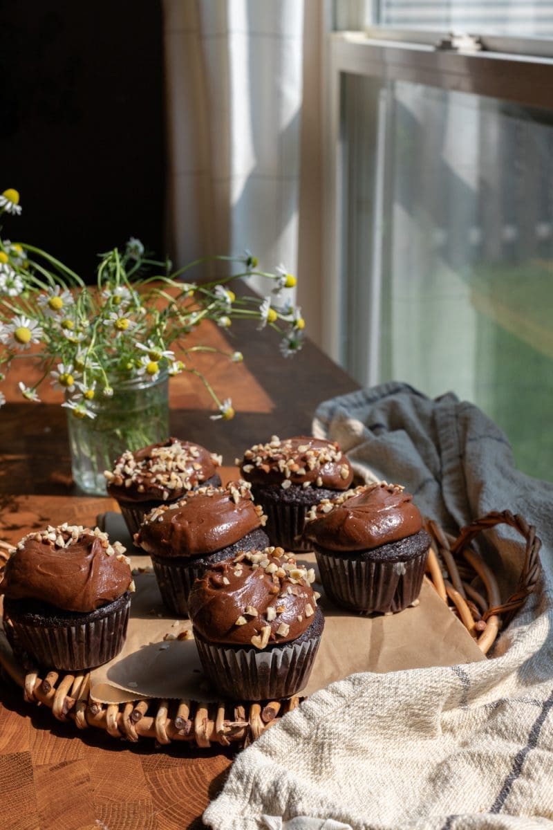 The hazelnut mocha cupcakes on a serving tray.