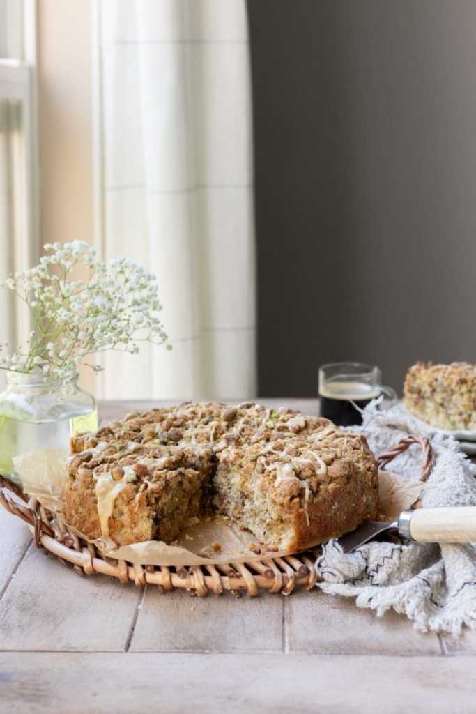 The pistachio coffee cake on a tray.