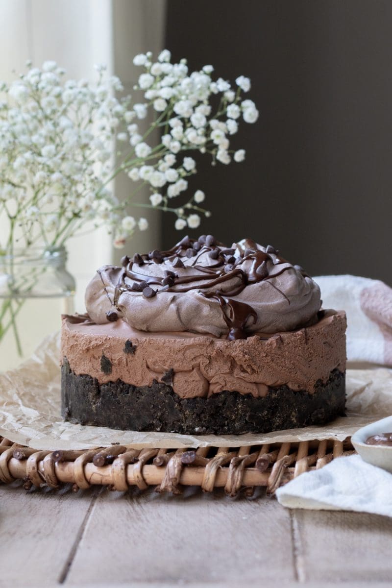 The mini no-bake chocolate cheesecake on a serving tray.