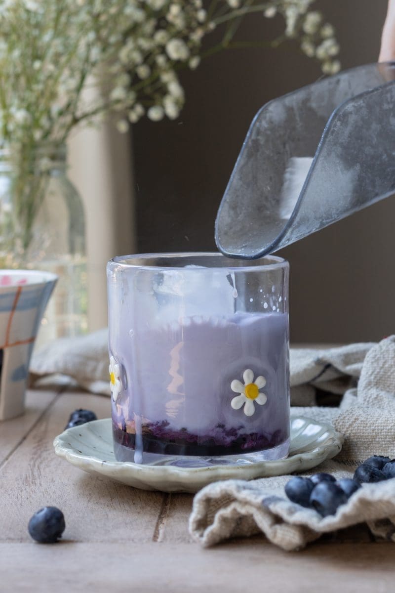 Pouring ice into the cup.