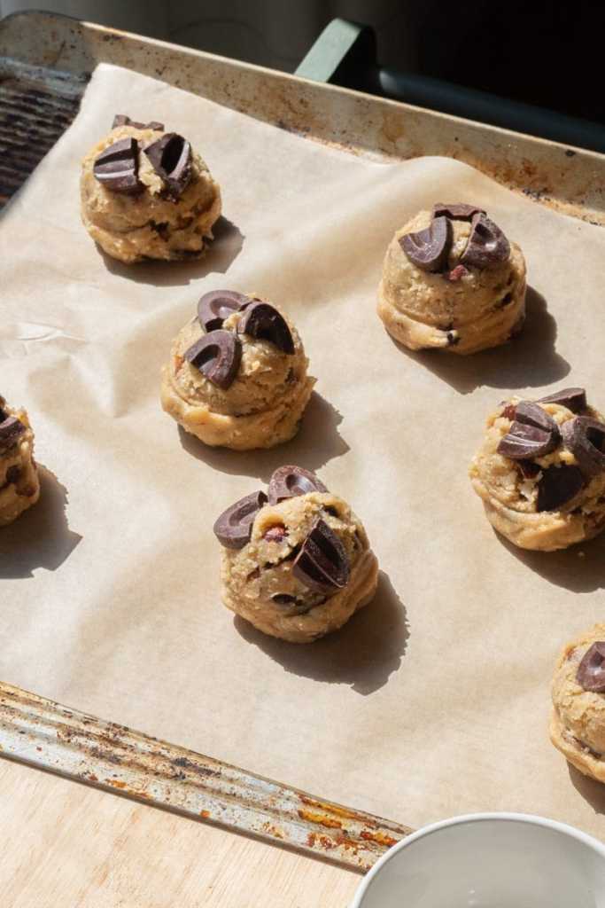 The cookie dough balls scooped out on a baking sheet.