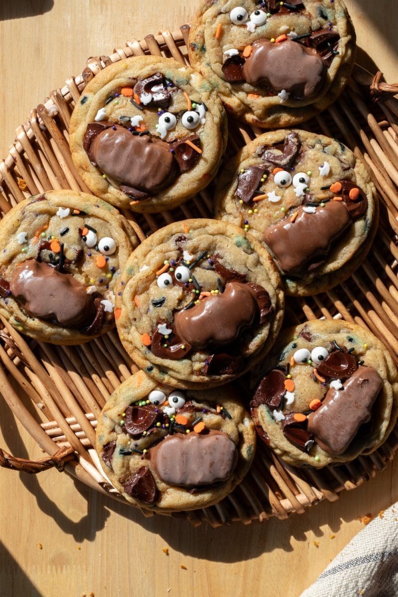 Overview of the halloween chocolate chip cookies.