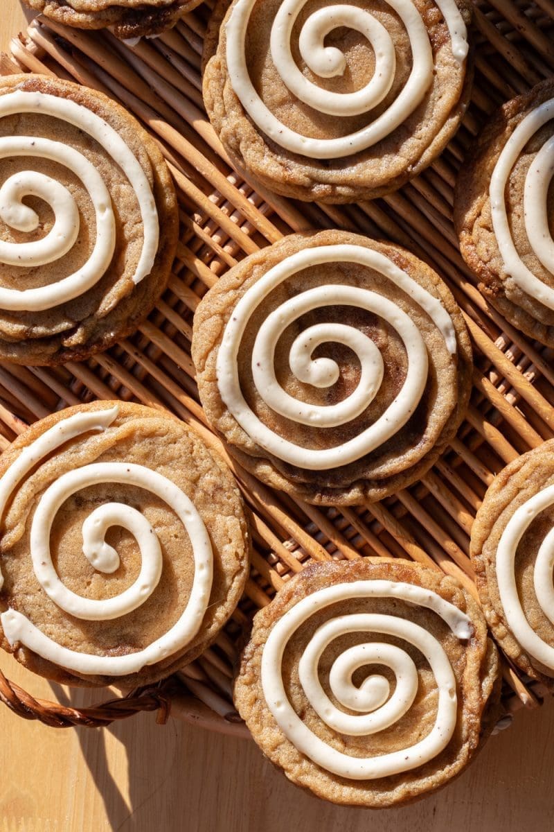 The chai cinnamon roll cookies on a serving tray.