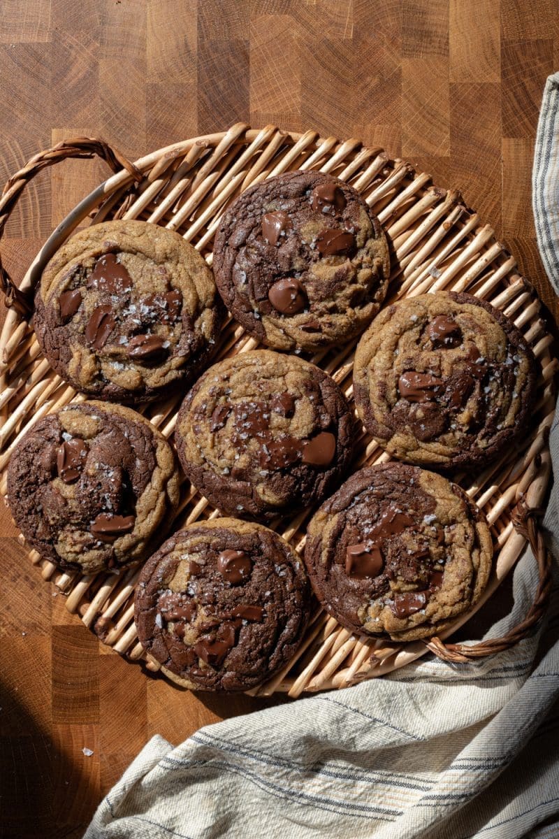 The espresso brownie chocolate chip cookies on a serving tray.