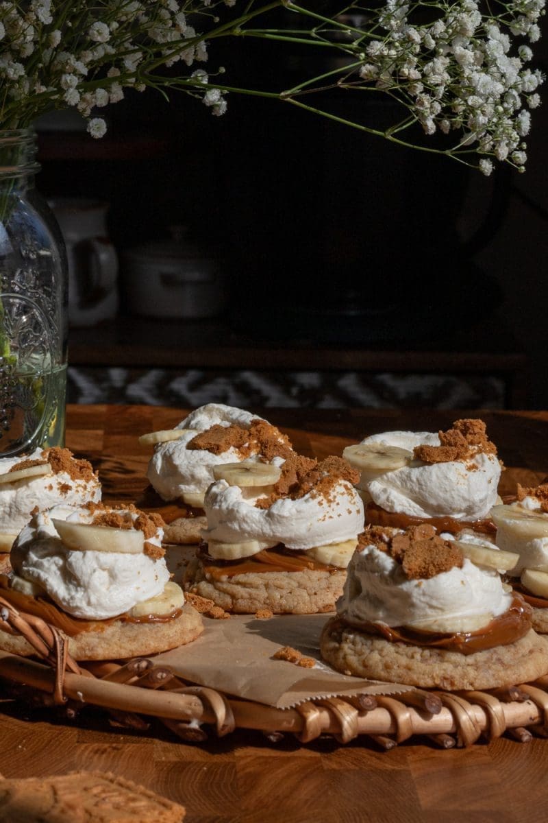 Close up view of the banoffee pie cookies.