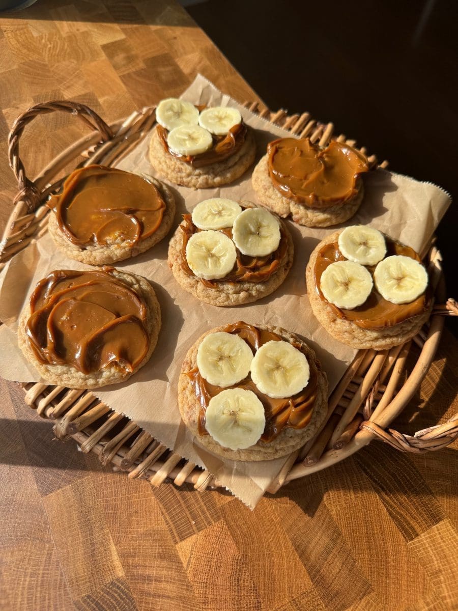 Topping the cookies with dulce de leche and banana slices.