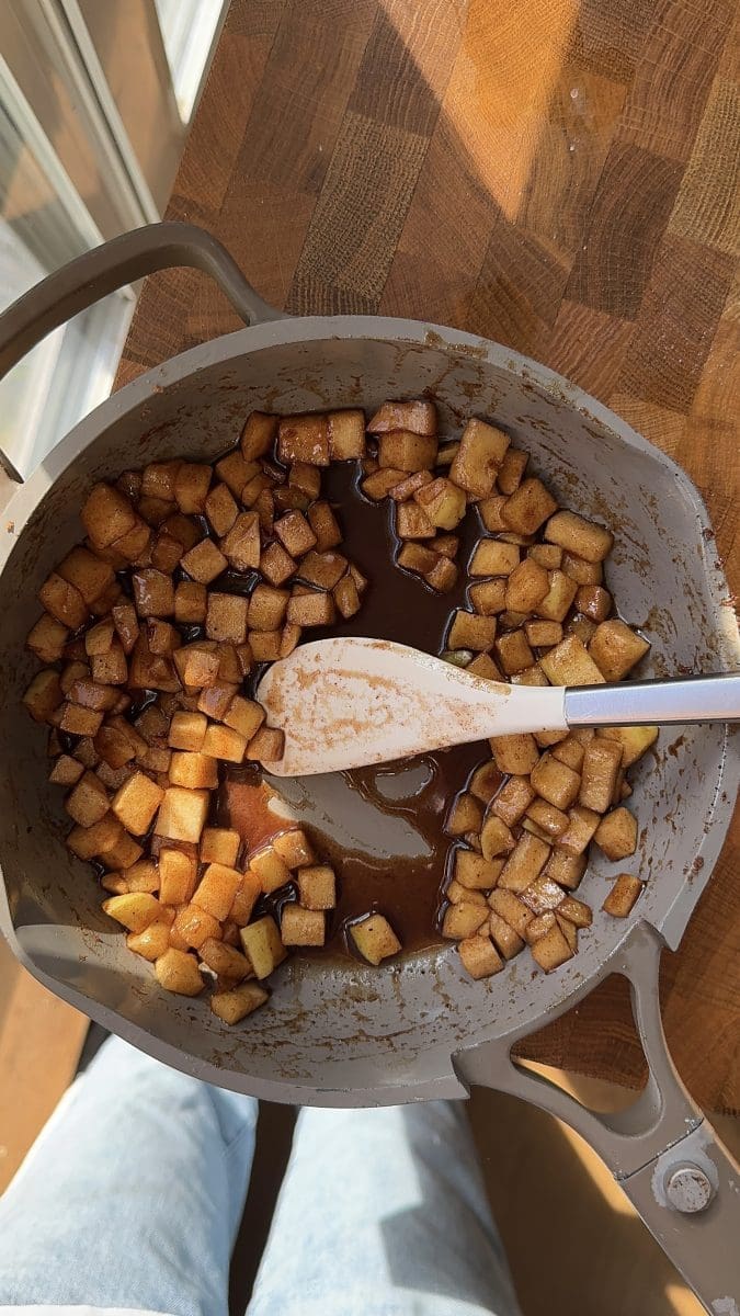 The cooked apples in a saucepan.